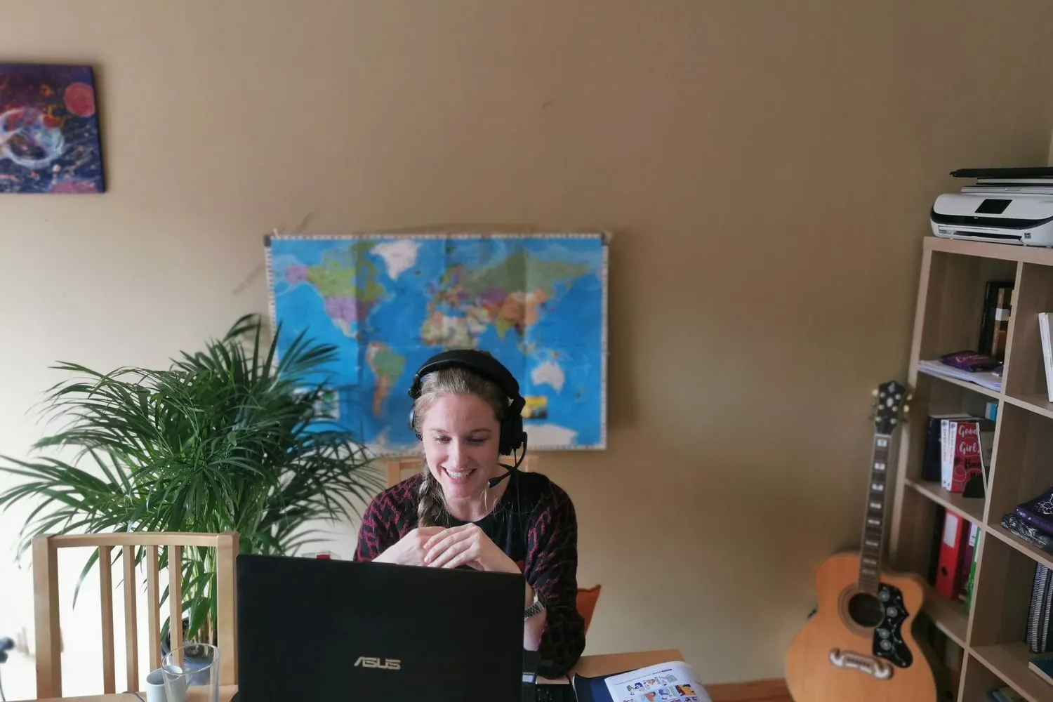 Sarah Jane a dar aula de inglês online
